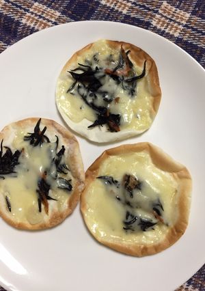 ひじきのリメイク☆餃子の皮ピザ-レシピのメイン写真