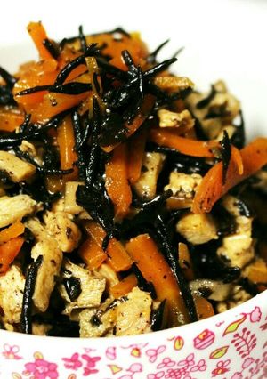 小鉢にも混ぜご飯にも♪鶏肉とひじきの煮物-レシピのメイン写真