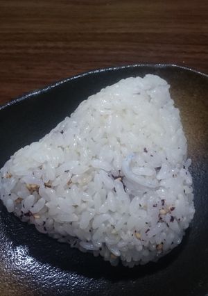 ゆかりとゴマ、シラスの胚芽米おにぎり-レシピのメイン写真