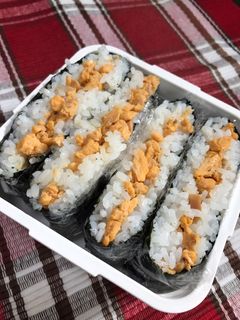ツナと卵のそぼろおにぎらず(おにぎり)-レシピのメイン写真