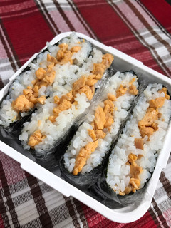 ツナと卵のそぼろおにぎらず(おにぎり)-レシピのメイン写真
