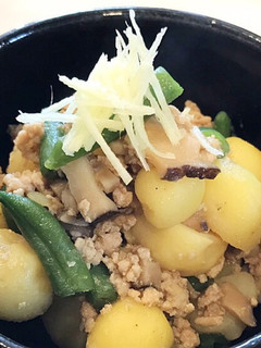 小粒の新ジャガと鶏そぼろの煮合わせ-レシピのメイン写真