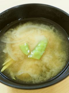 たまねぎと絹さやの味噌汁-レシピのメイン写真