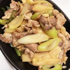 A picture of 豚コマとタケノコとネギの甘辛炒め.