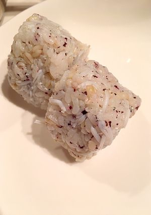 オリーブオイル香るゆかりしらすおにぎり-レシピのメイン写真