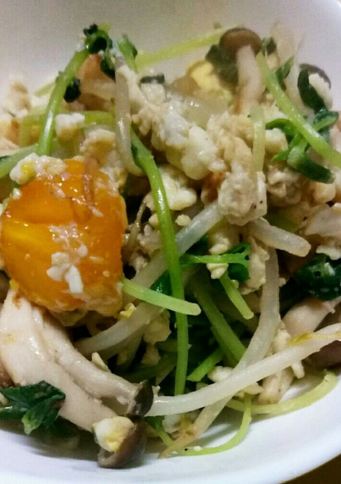 温泉卵で☆簡単 もやし 豆苗 しめじ炒め-レシピのメイン写真