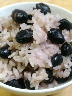 たっぷり煎って香ばしい♪黒豆ご飯おこわ風-レシピのメイン写真