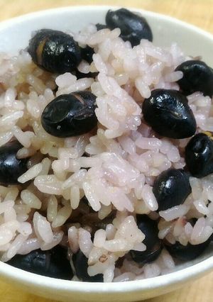 たっぷり煎って香ばしい♪黒豆ご飯おこわ風-レシピのメイン写真