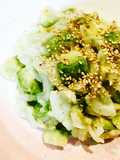 簡単♪アボカドと新玉ねぎの塩麹胡麻サラダ