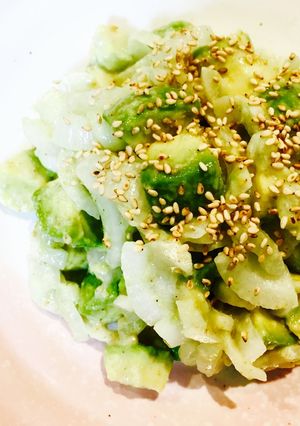 簡単♪アボカドと新玉ねぎの塩麹胡麻サラダ-レシピのメイン写真