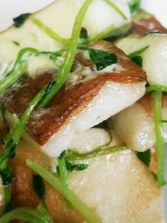 はんぺんと豆苗のマヨバター炒め-レシピのメイン写真