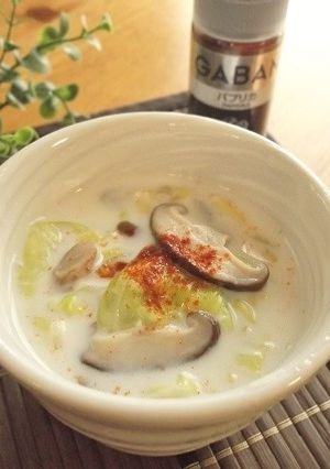 春キャベツときのこのミルクコンソメスープ-レシピのメイン写真