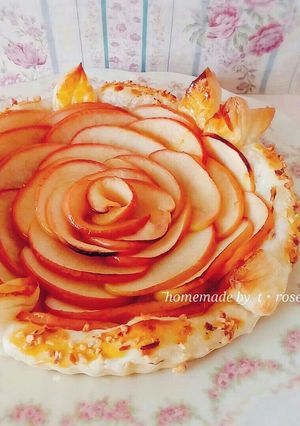ホールで華やかな薔薇＊バラのアップルパイ-レシピのメイン写真