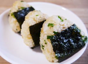 揚げ玉とネギがおいしい＊たぬきおにぎり-レシピのメイン写真