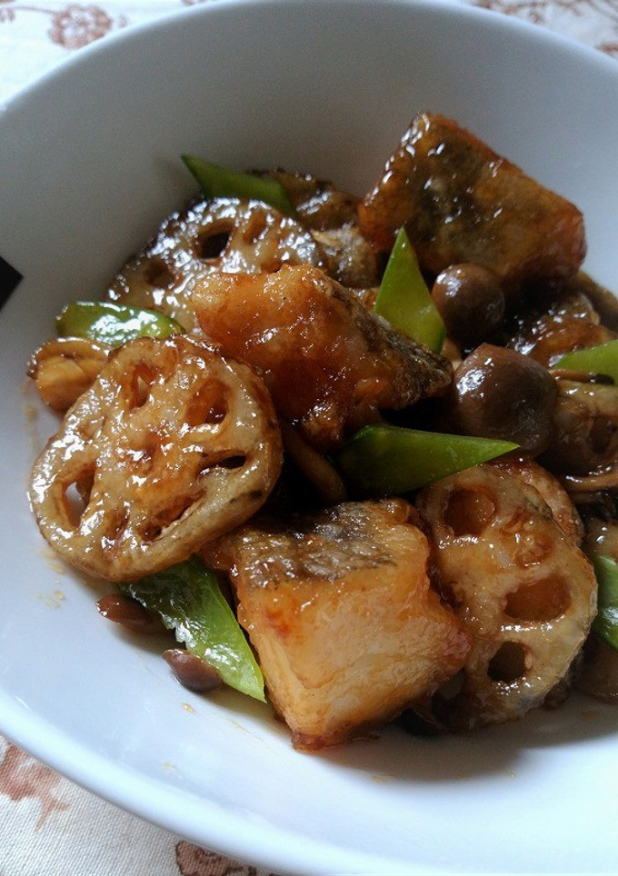 タラとれんこんの黒酢炒め【柏市学校給食】-レシピのメイン写真