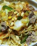 市販の焼きそばを油無しでアレンジ。