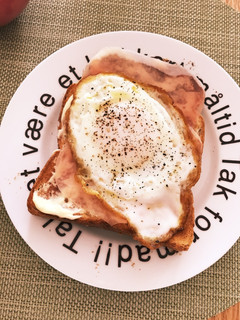 生ハムと半熟目玉焼きトースト-レシピのメイン写真