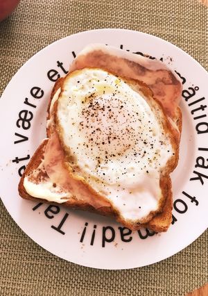 生ハムと半熟目玉焼きトースト-レシピのメイン写真