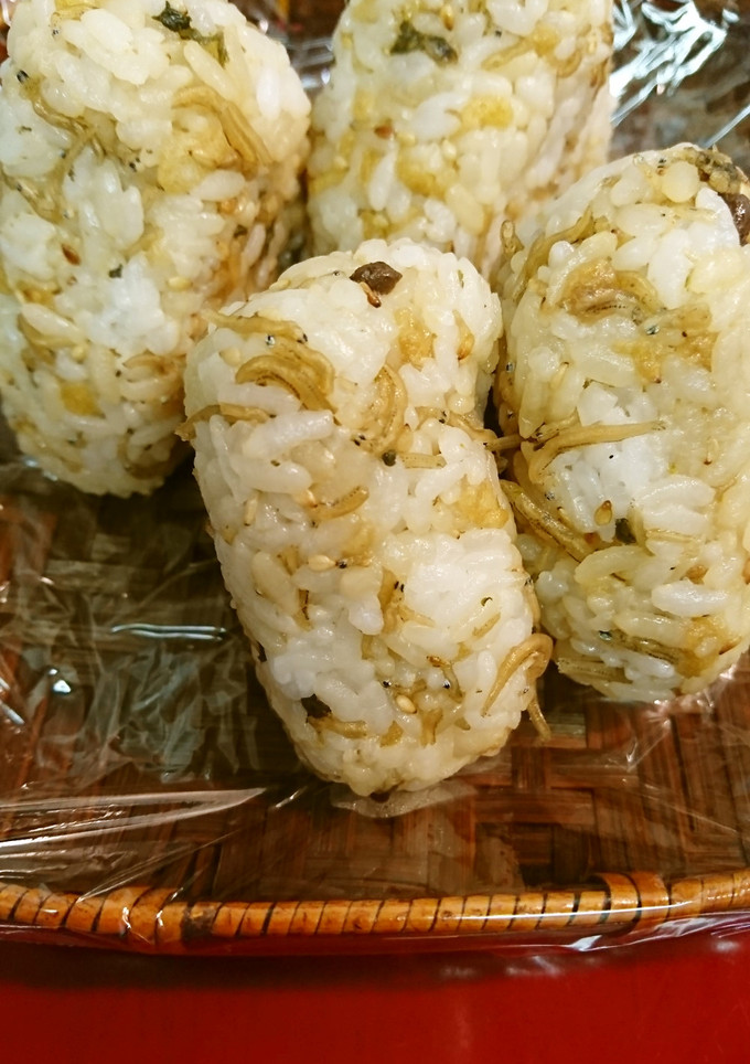 揚げ玉とちりめん山椒おにぎり-レシピのメイン写真