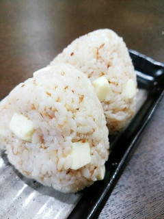夏休みのお昼ご飯に♪チーズおかかおにぎり-レシピのメイン写真