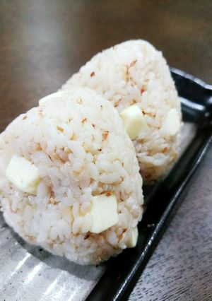 夏休みのお昼ご飯に♪チーズおかかおにぎり-レシピのメイン写真