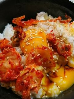 簡単!キムチ卵黄オイスターソース甘辛丼-レシピのメイン写真