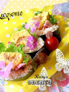 鮭おにぎらずinそぼろ入りミニオムレツ-レシピのメイン写真