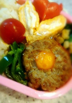 お弁当おかずにうずらの卵入りハンバーグ-レシピのメイン写真