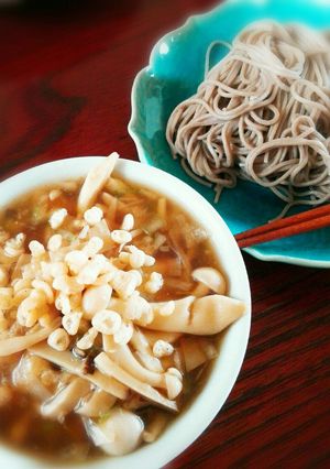 具沢山。きのこと油揚げのつけ蕎麦。-レシピのメイン写真