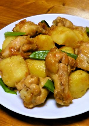 簡単！手羽元とじゃが芋の甘辛煮-レシピのメイン写真