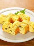 パッと華やか♪混ぜ込み卵焼き