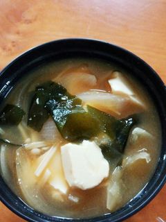 えのきと玉ねぎとわかめの味噌汁-レシピのメイン写真