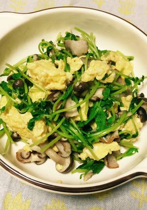 豆苗・きのこ・たまごの塩麹炒め-レシピのメイン写真