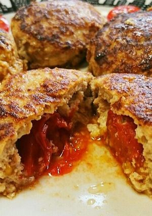 ミニトマトとチーズ入りハンバーグ-レシピのメイン写真