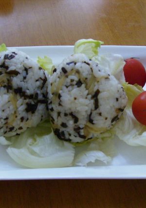 お酒の後にも合う♪塩昆布おにぎり-レシピのメイン写真