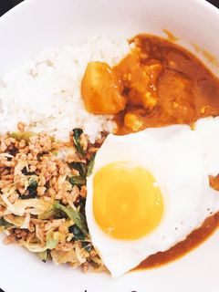 レタスのサラダと目玉焼きのせカレー-レシピのメイン写真