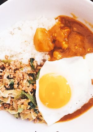 レタスのサラダと目玉焼きのせカレー-レシピのメイン写真