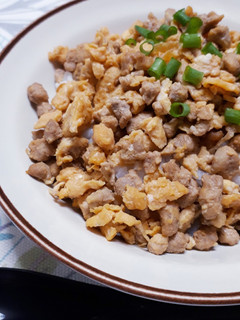 節約☆豚粗挽きひき肉とたまごのそぼろ丼-レシピのメイン写真