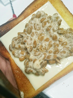 チーズトーストに。ふわとろ納豆をのせて。-レシピのメイン写真