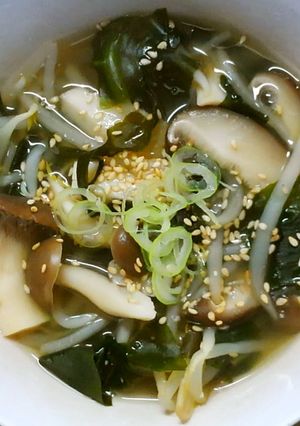 ランチに♪節約！もやしとワカメの塩スープ-レシピのメイン写真