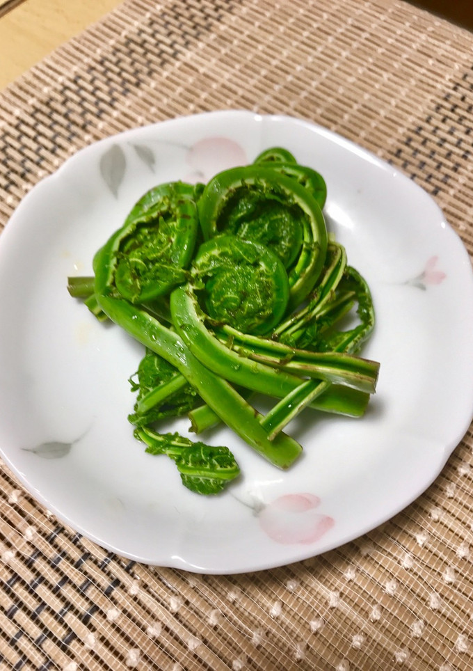 簡単。こごみのおひたし 麺つゆで-レシピのメイン写真