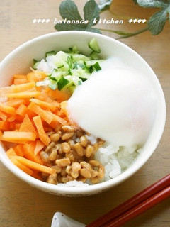 美容健康朝ごはん。ぬか漬け納豆温玉丼-レシピのメイン写真