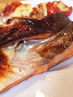 鮭の塩麹グリル&トマトチーズ焼き❁*+-レシピのメイン写真
