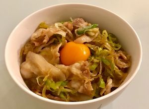 フライパンで簡単！豚バラすき焼き丼ぶり♡-レシピのメイン写真
