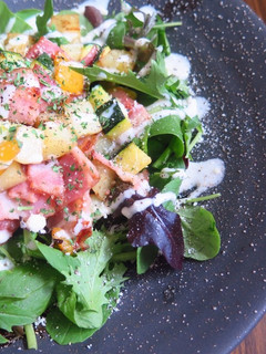 ベーコンとコロコロ夏野菜のシーザーサラダ-レシピのメイン写真