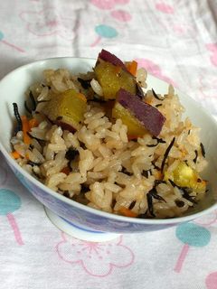 秋の味覚♪さつま芋&ひじきの炊き込みご飯-レシピのメイン写真