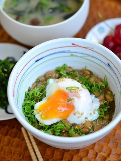 納豆とがごめ昆布とろろの温玉丼-レシピのメイン写真