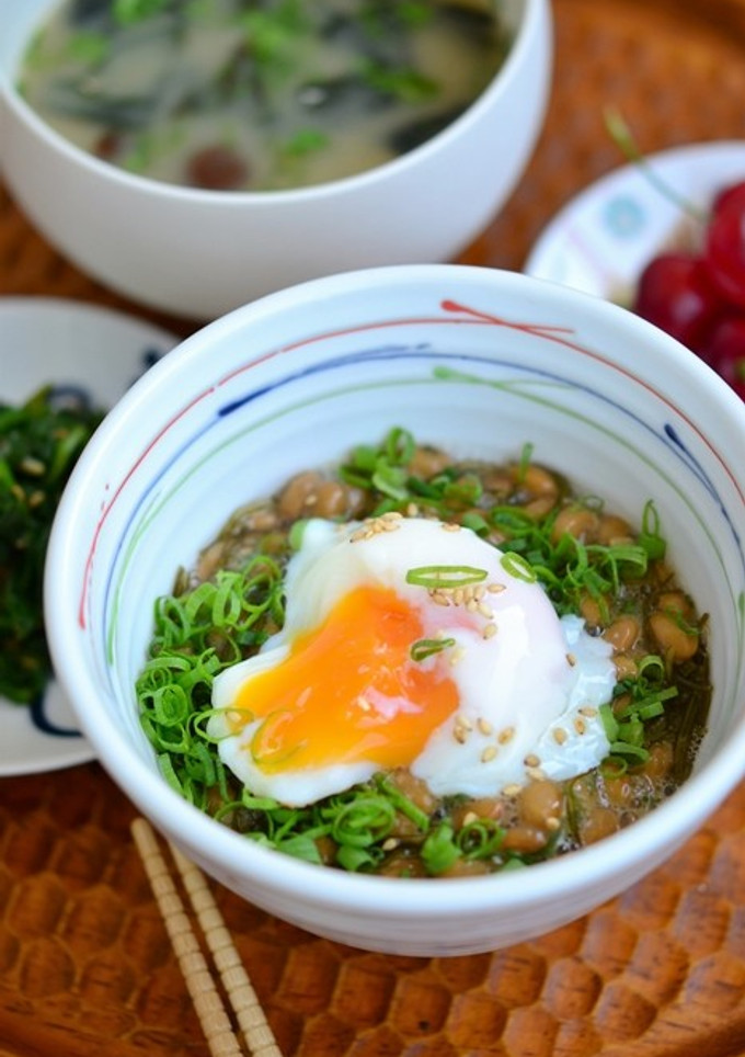 納豆とがごめ昆布とろろの温玉丼-レシピのメイン写真