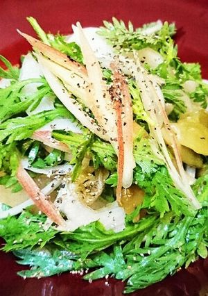 春菊と搾菜(ザーサイ)のフリフリサラダ♪-レシピのメイン写真