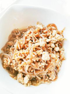 甘辛旨いっ♥豚肉と糸こんにゃくのそぼろ丼-レシピのメイン写真